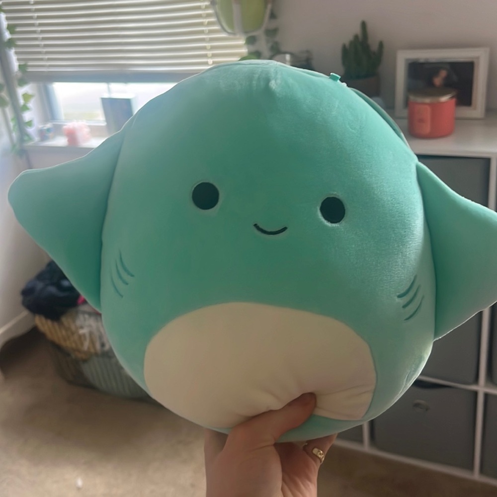 NWT 8 inch maggie the stingray squishmallow